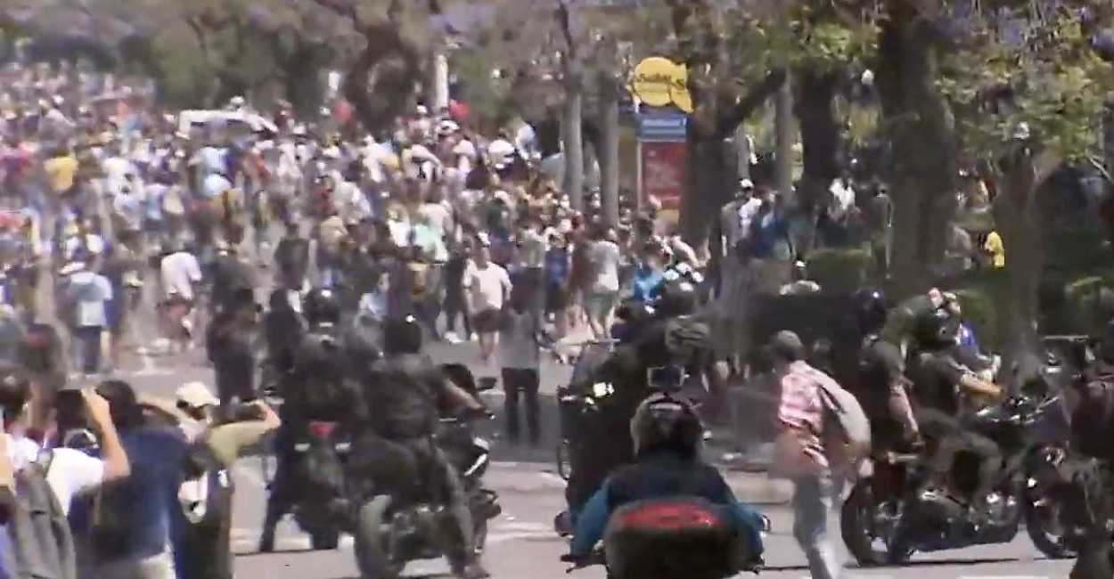 Enfrentamiento entre elementos de la policía y aficionados en Argentina durante el funeral de Diego Armando Maradona