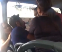 (VIDEO) Madre e hija confrontan a golpes a infiel y su “novia” en transporte público de Castaños