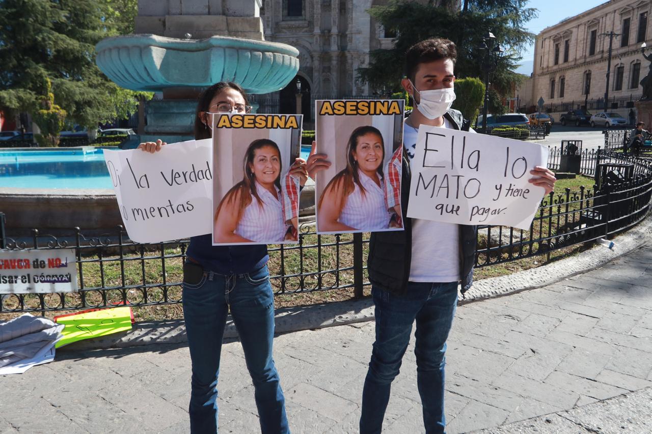 Vuelven a protestar familiares de Mario Torres en la Plaza de Armas