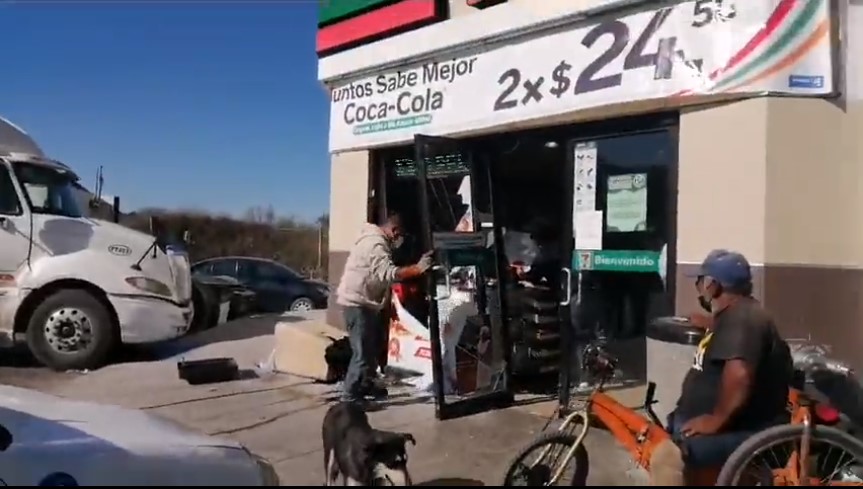 Trailero se queda sin frenos y se impacta contra Seven Eleven en Saltillo