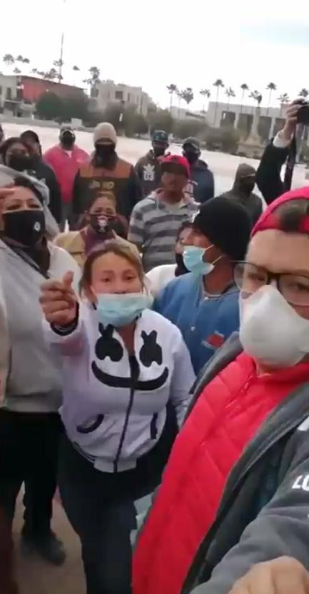 (VIDEO) A gritos y aventones se enfrentan carromateros y animalistas en Torreón