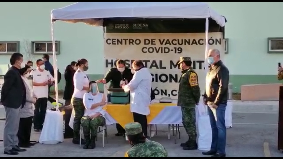 Teniente Enfermera es la primera en vacunarse contra Covid-19 en Región Laguna