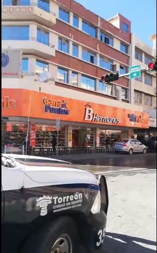Hombre intenta arrojarse de quinto piso en el centro de Torreón