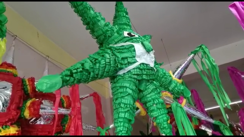 Piñatas Covid, la nueva tendencia para festejar el fin de año