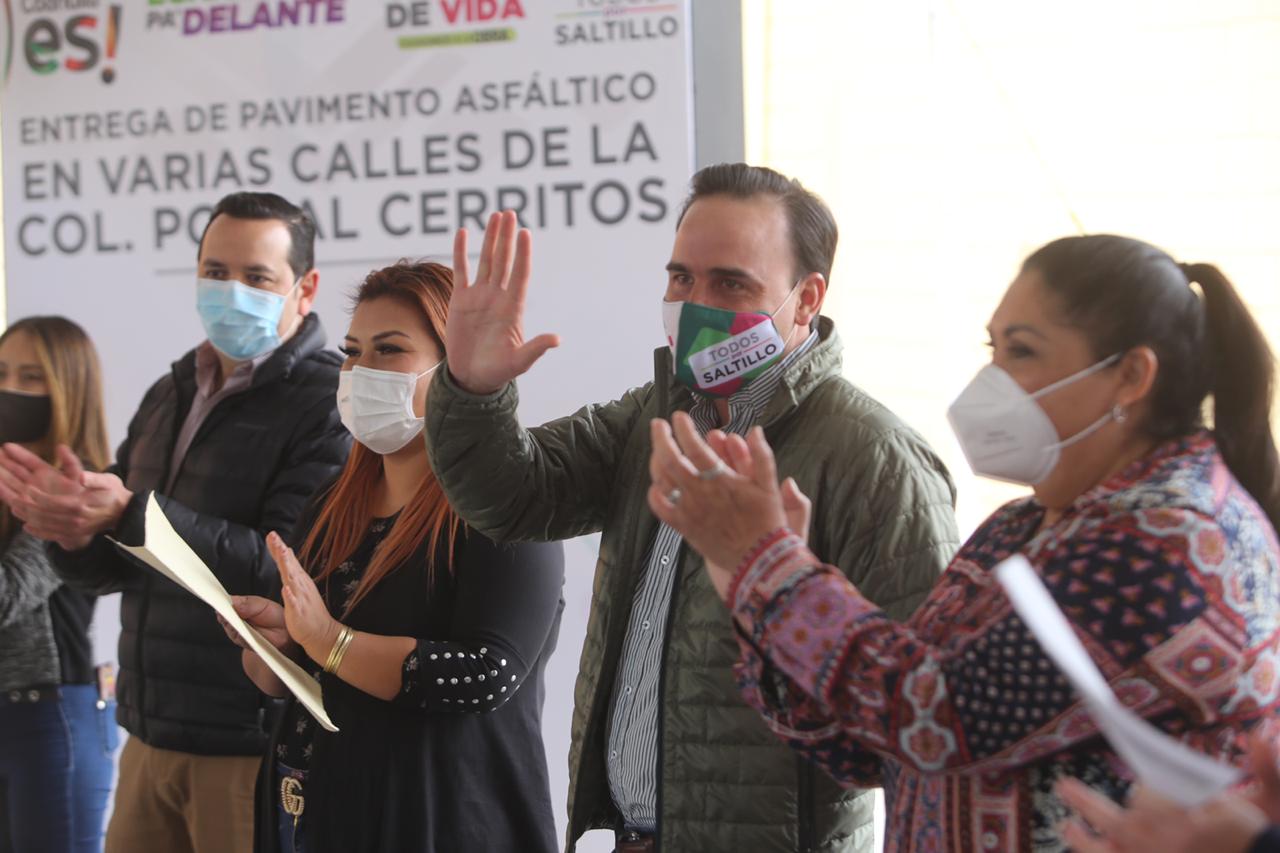 Cumplen Manolo y Riquelme con vecinos de la Postal Cerritos