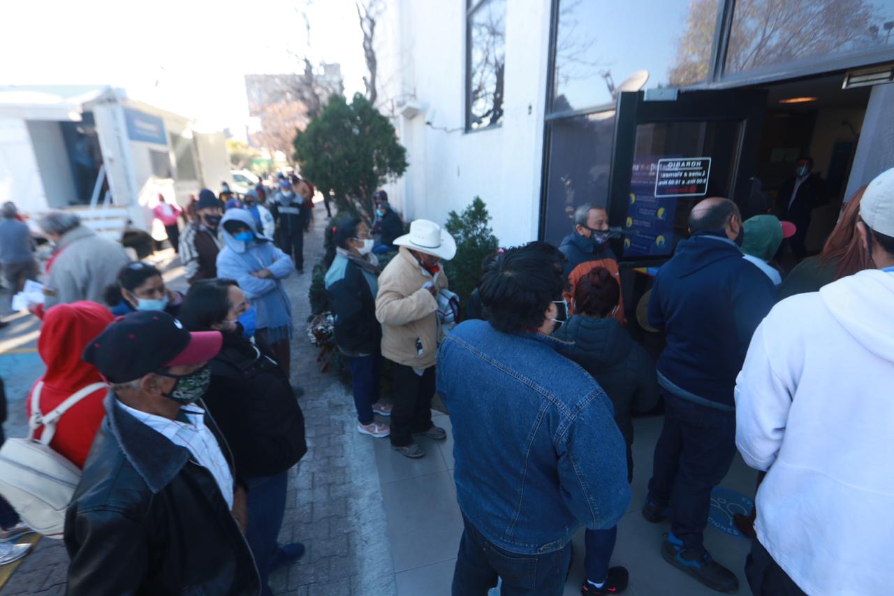Pensionados hacen largas filas en Banamex