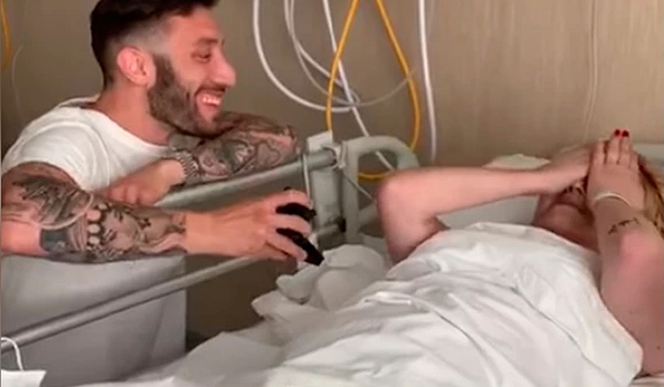 Enfermero italiano le pide matrimonio a su novia de una forma no convencional