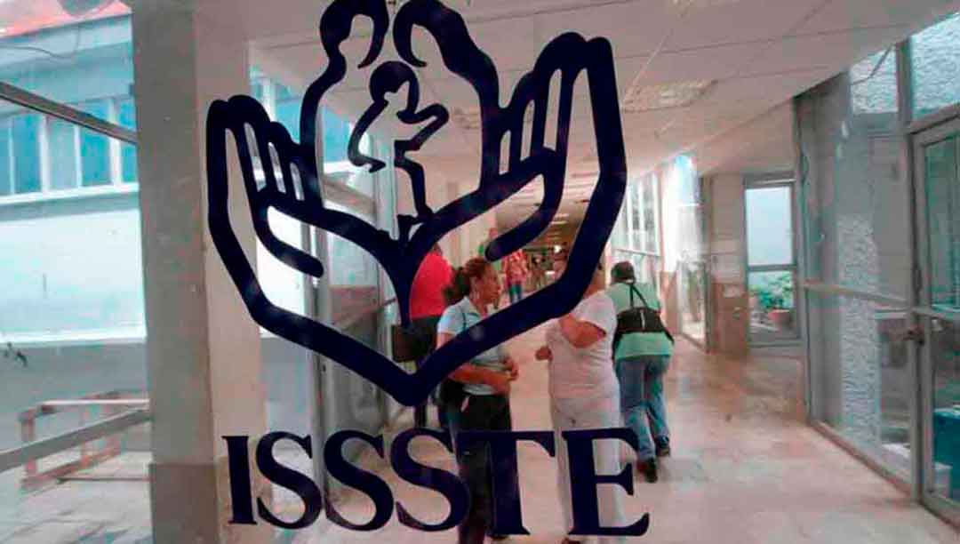 Exigen investigación contra ex administrador del ISSSTE por recibir vacuna anticovid