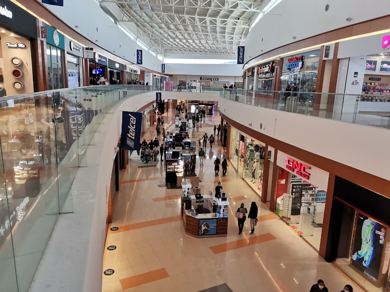 Ignoran saltillenses semáforo en rojo y abarrotan comercios