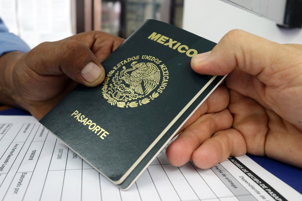 Estafan a 50 saltillenses con trámite de pasaporte