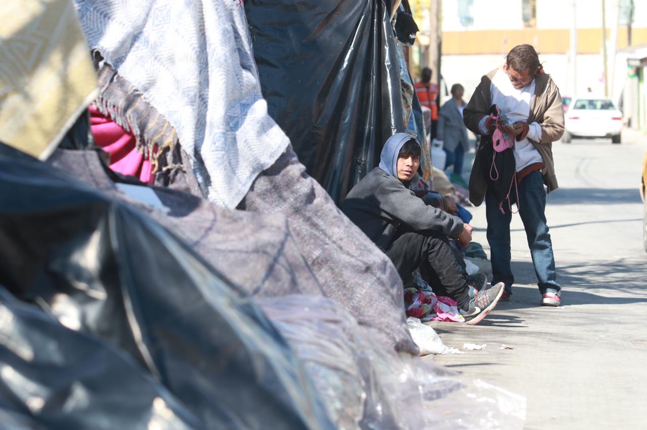 Migrantes, sin intención de retirar campamento; hoy vence plazo