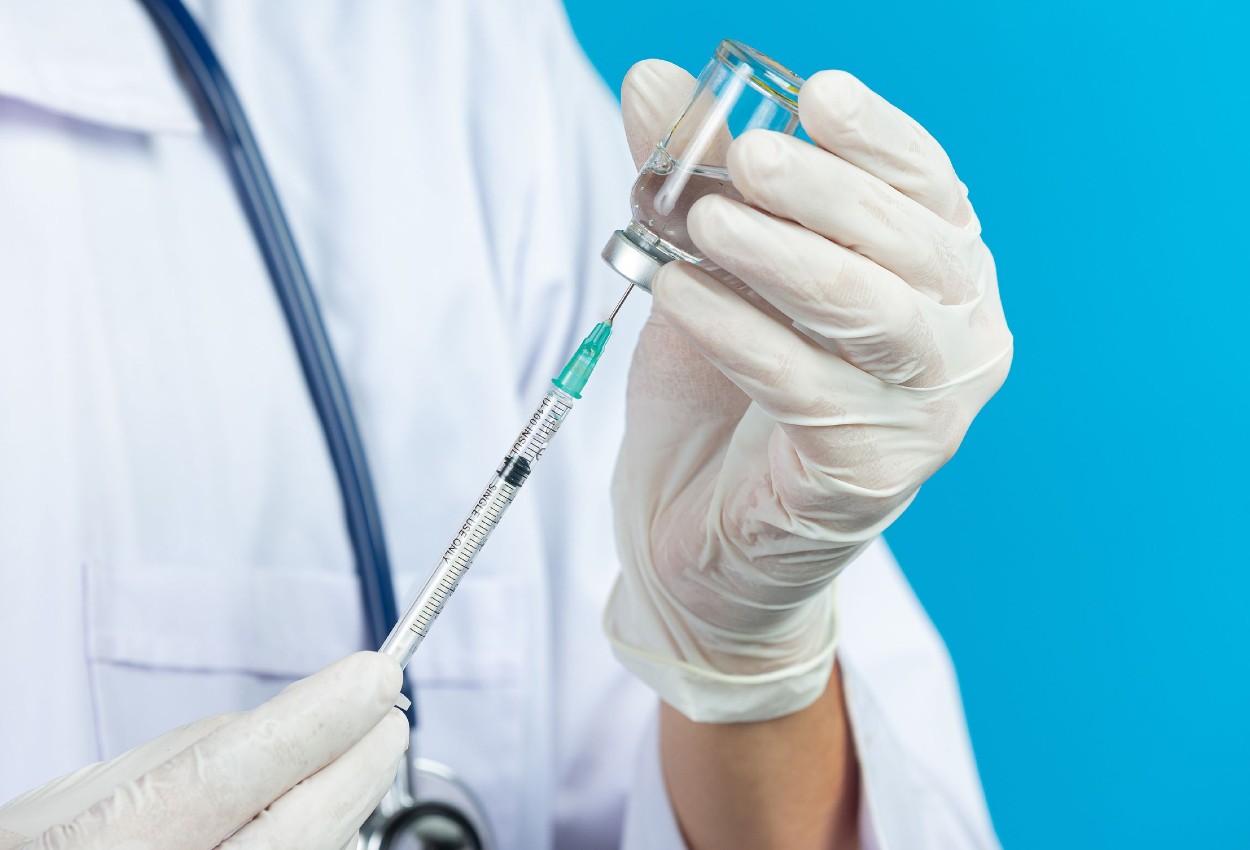 Piden retirar a servidores de la nación de aplicación de dosis