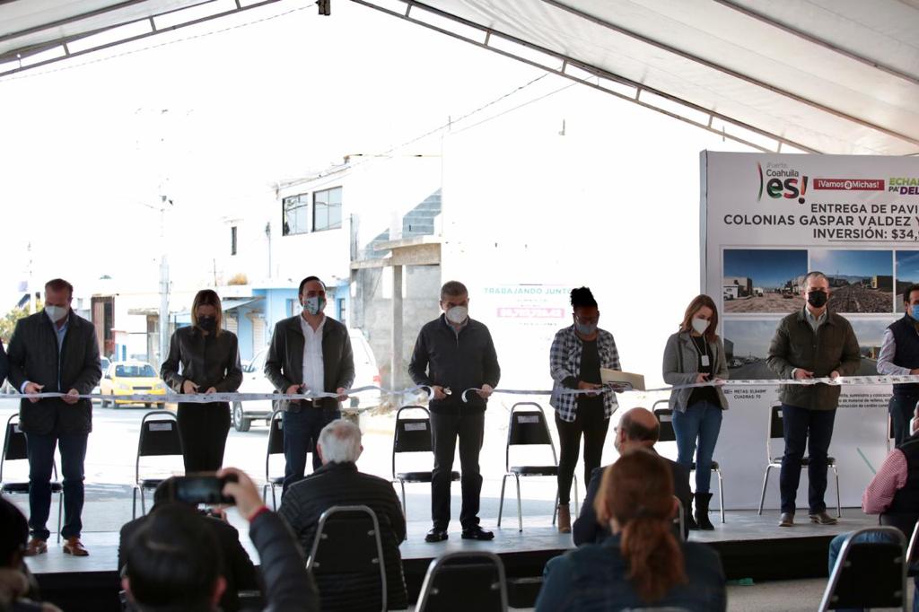 Entregan Riquelme y Manolo pavimentación en colonias de Saltillo