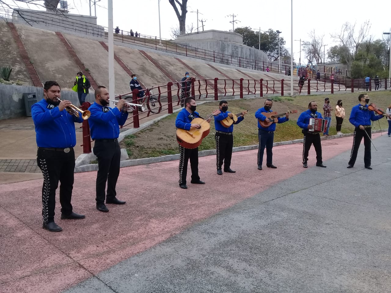 Con mariachi celebran suspensión del muro fronterizo