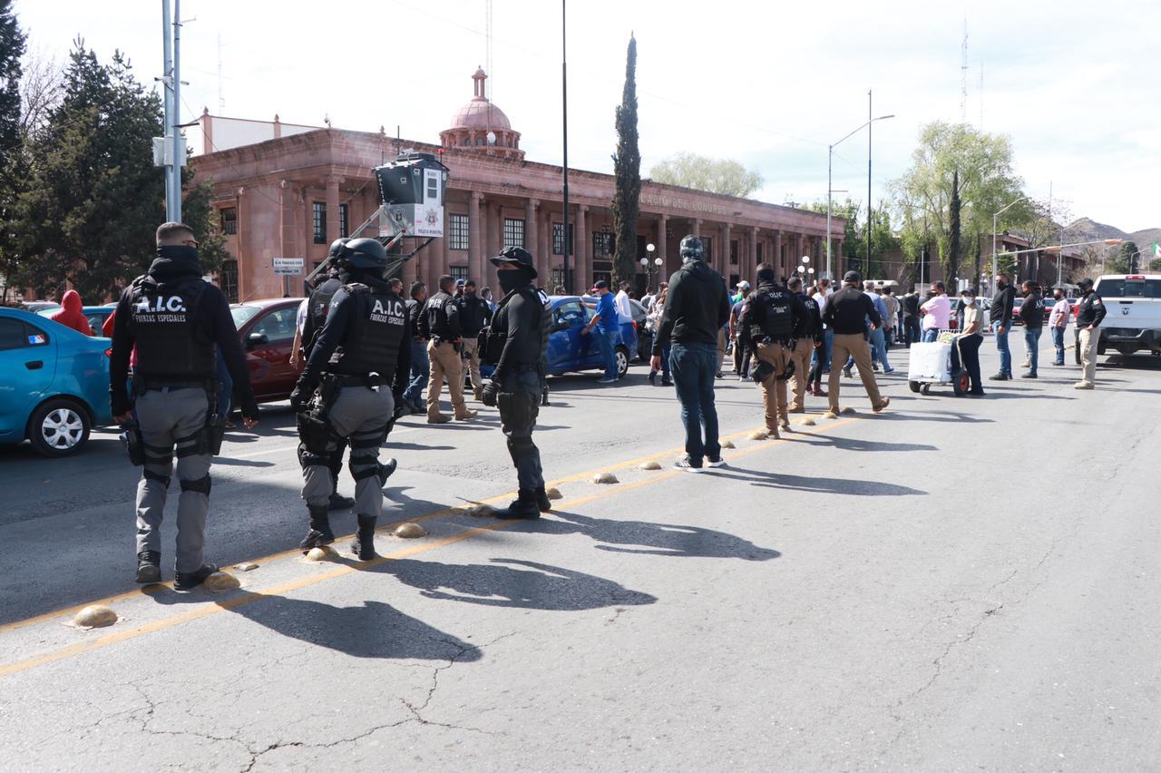 Protestan taxistas de plataformas digitales afuera del Congreso