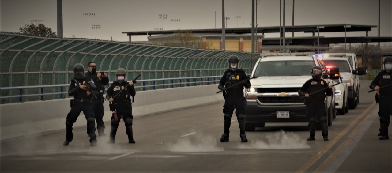 Realizan simulacros para contener llegada masiva de migrantes a la frontera