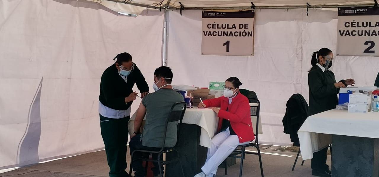 Dan de alta a doctora que tuvo reacción a dosis anticovid