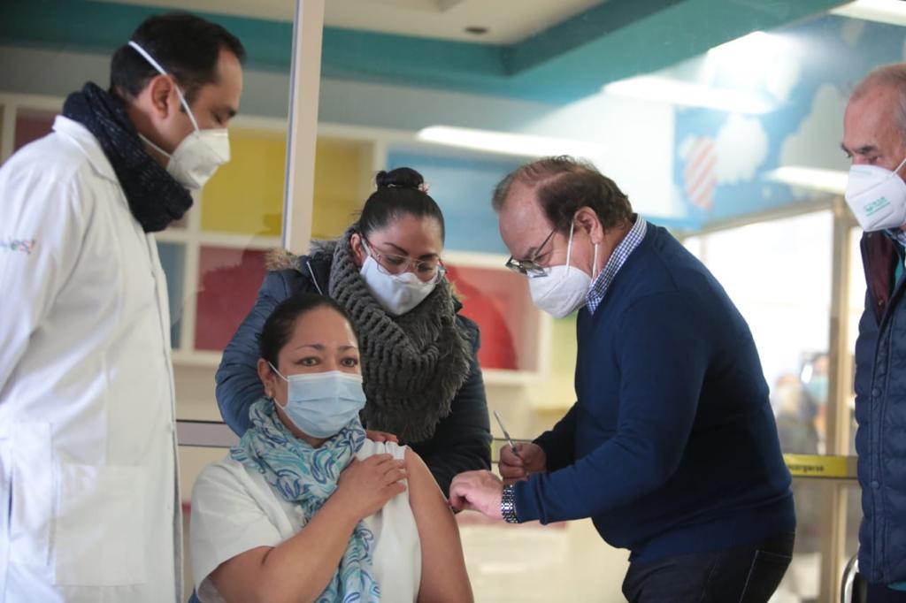 Inicia vacunación del personal en el Hospital Amparo Pape