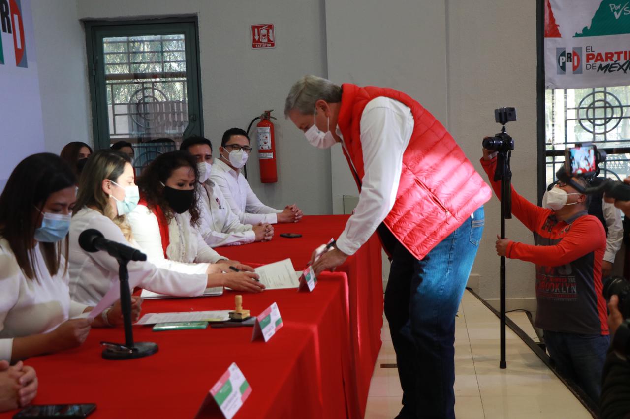 José María Fraustro Siller se registra como precandidato a la alcaldía de Saltillo