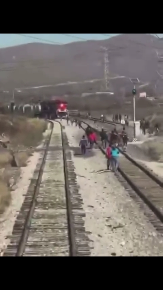 Maquinista capta a pobladores en Ramos Arizpe arriesgando su vida para robar cobre