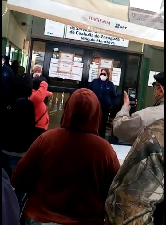 Denuncian fallas en la página oficial del SAT y cierre de oficinas