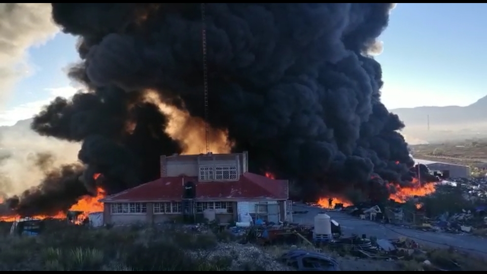 Se incendia recicladora al norte de Saltillo