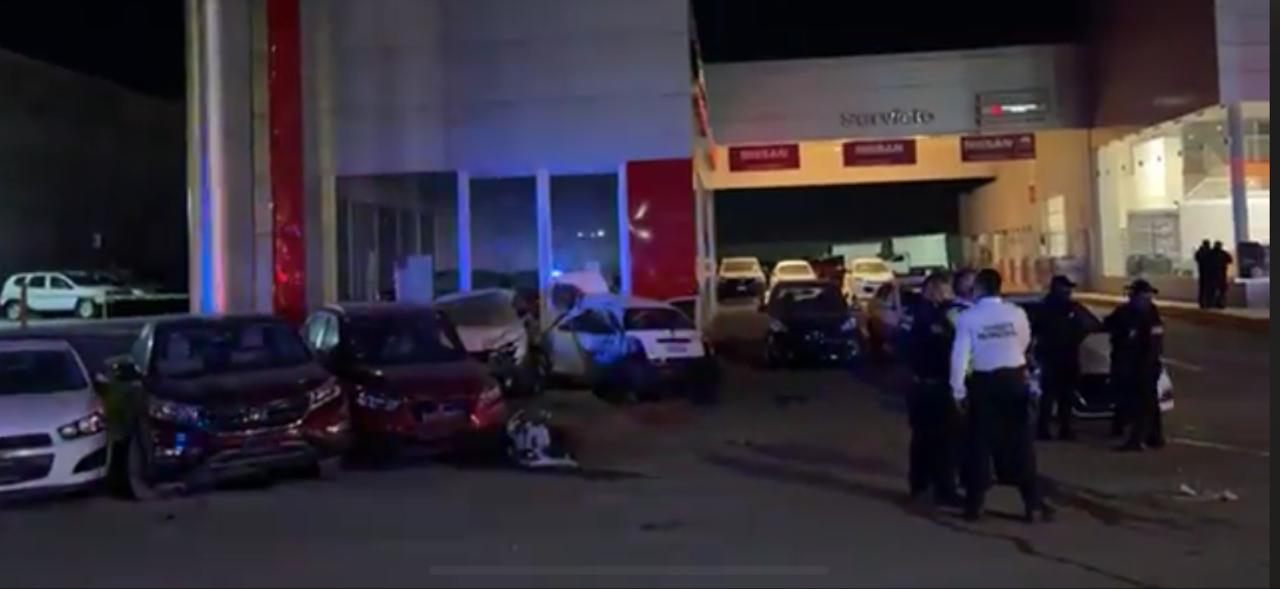 Conductor muere tras impactarse contra agencia de autos en Saltillo