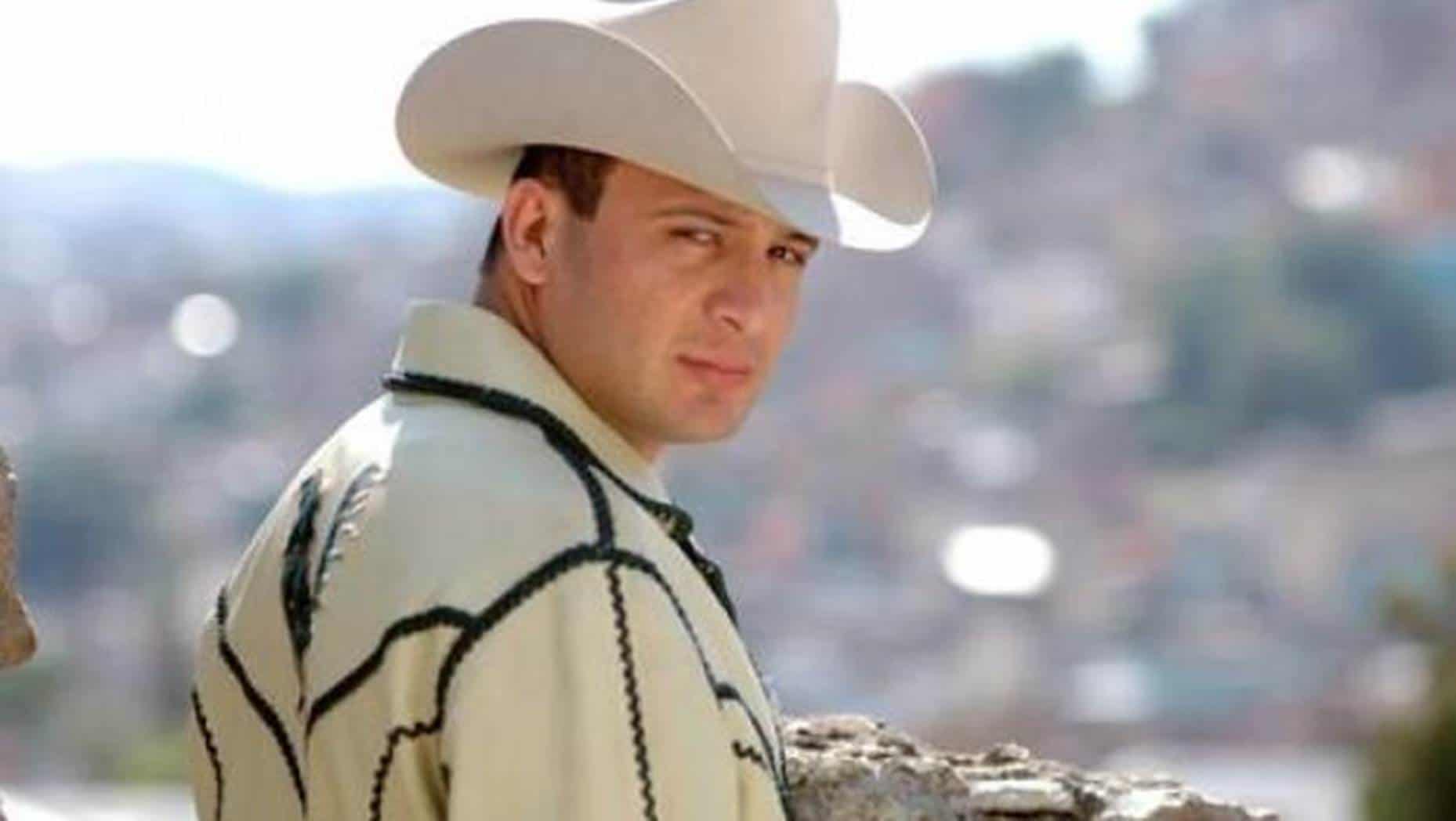 Vandalizan tumba de Valentín Elizalde