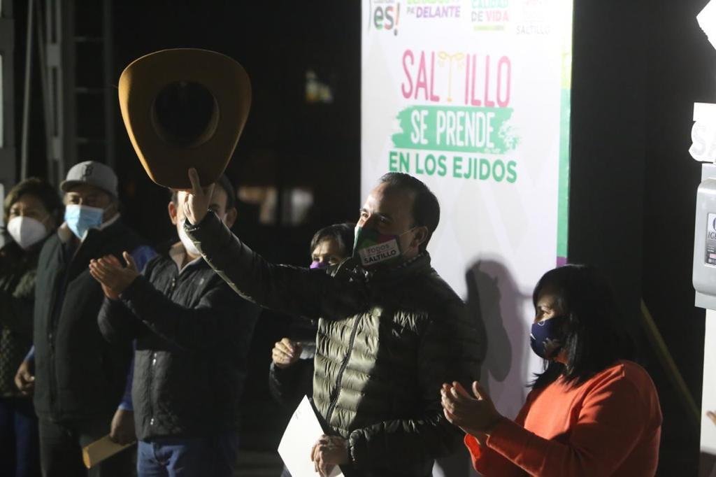 Continúa Manolo iluminando los ejidos de Saltillo