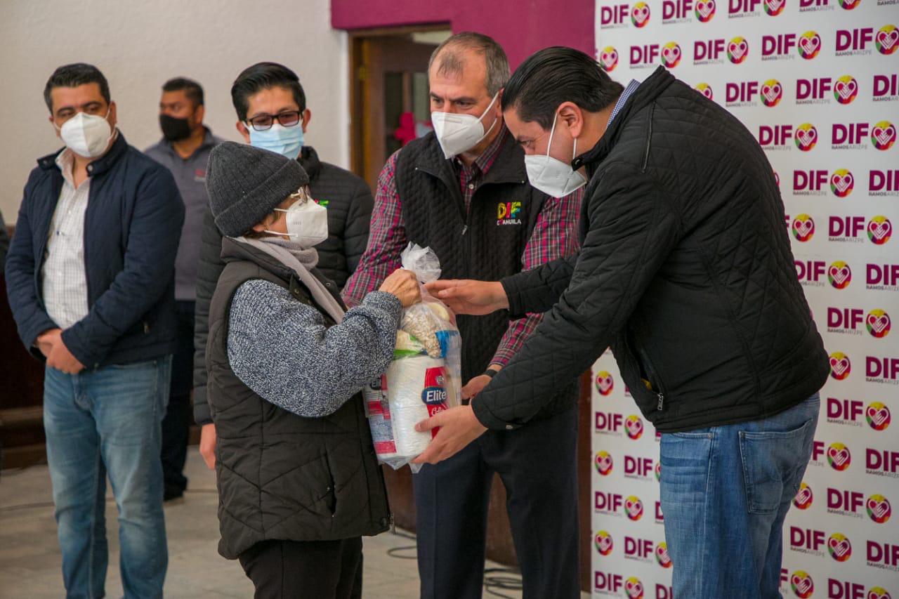 Entregan apoyos alimenticios a empacadores voluntarios