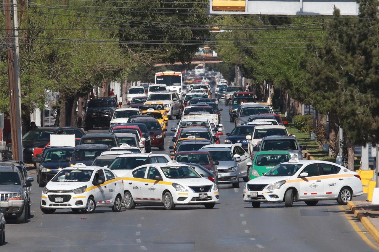 Desquician taxistas vialidades de Saltillo