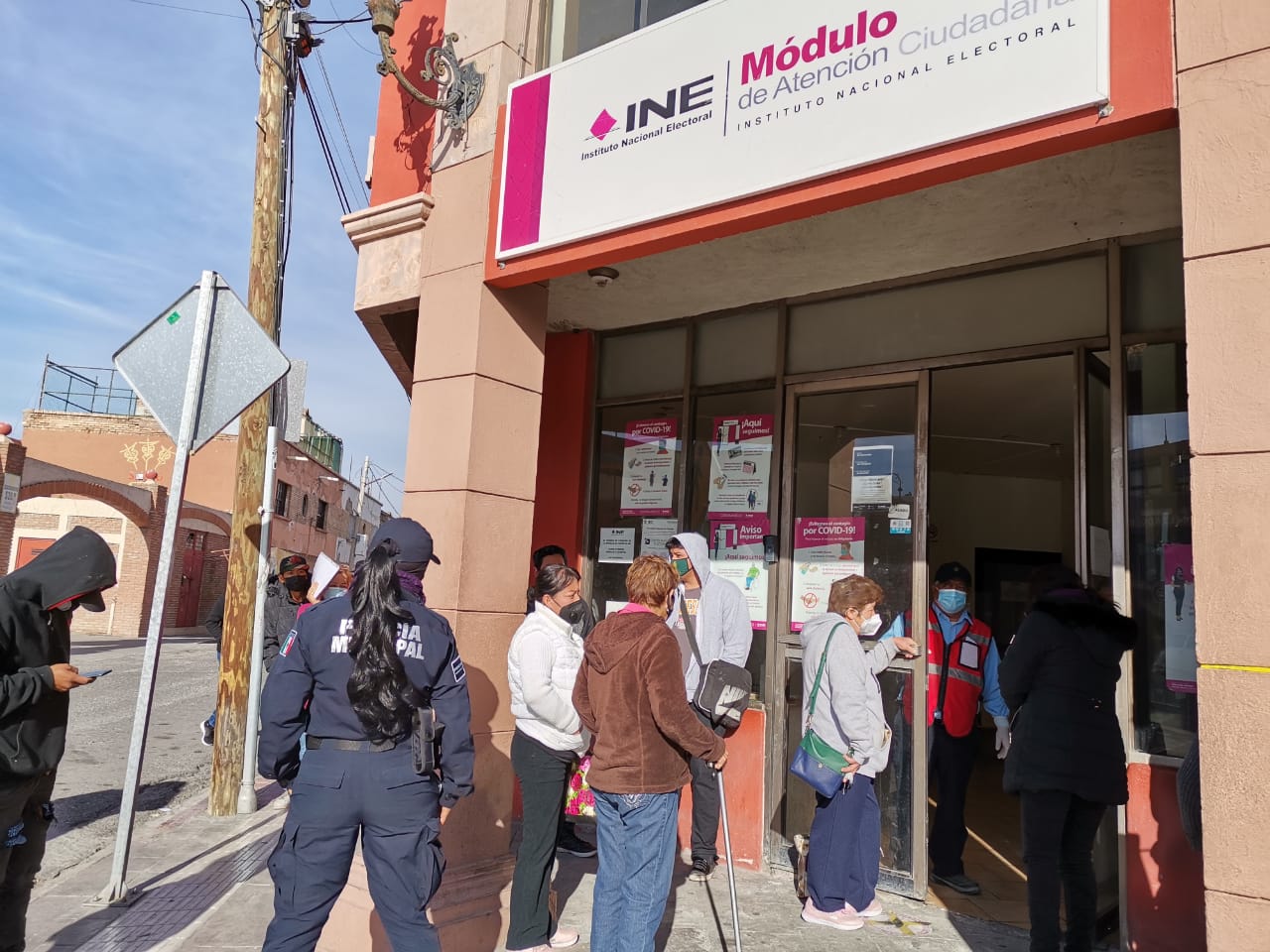 Abarrotan módulos del INE para tramitar la credencial