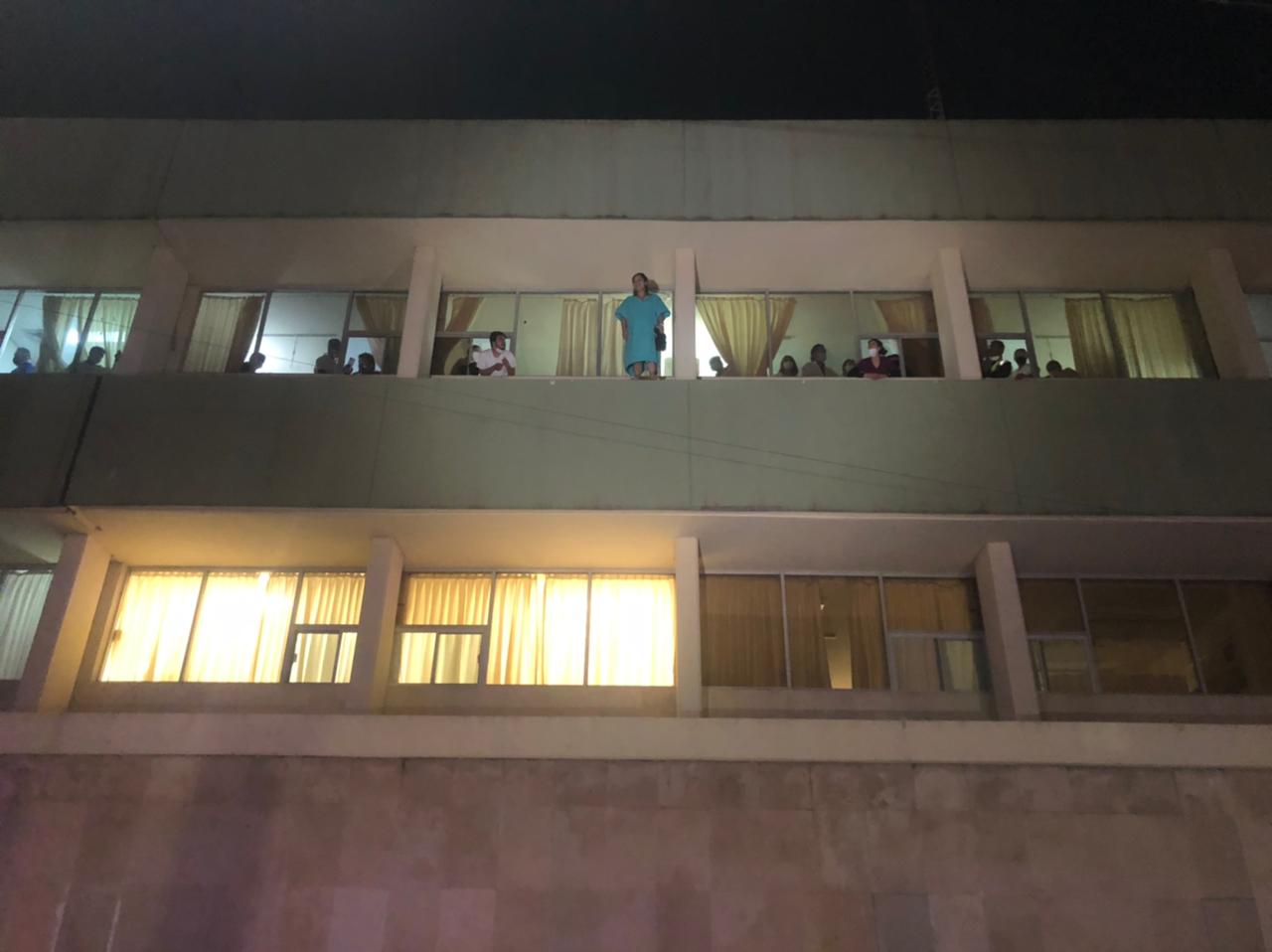Frustran suicidio de paciente del IMSS; iba a lanzarse del piso 2