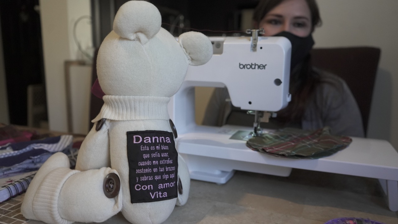 Elaboran osos de peluche con prendas de víctimas de Covid-19