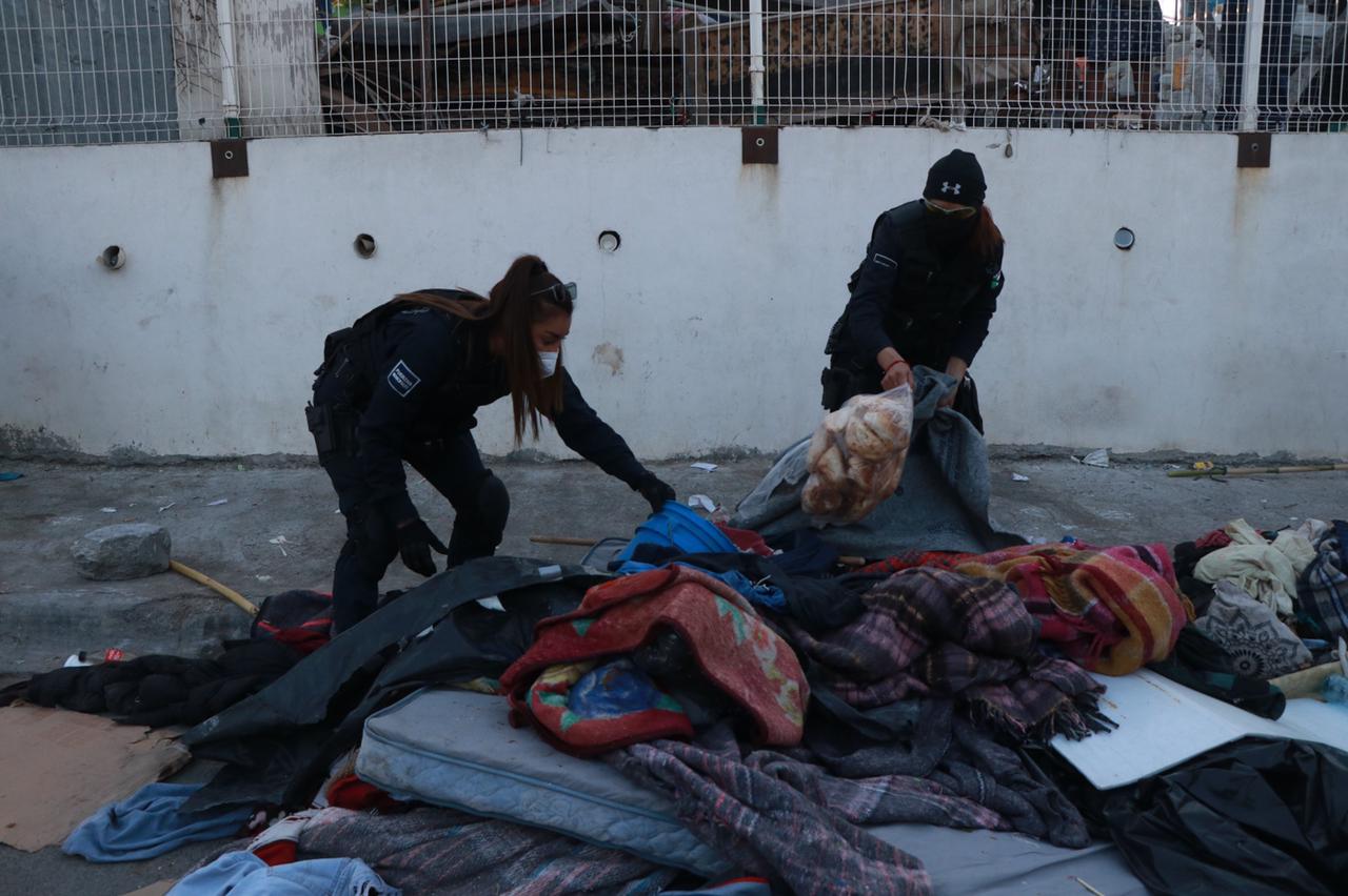 Desalojan a indocumentados que acamparon fuera de la Casa del Migrante