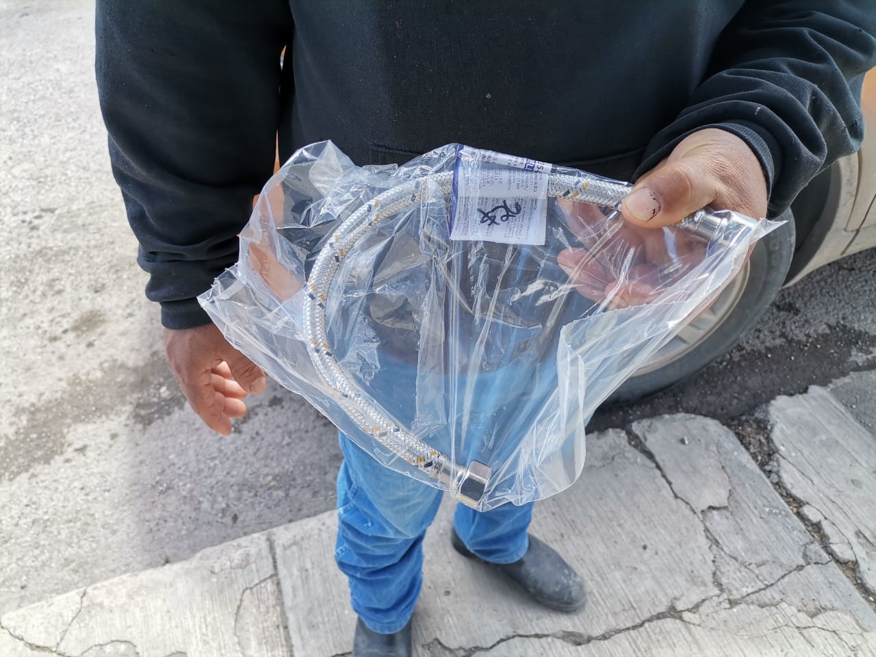 Abarrotan ferreterías en busca de tuberías por fugas de agua