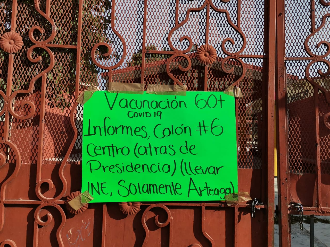 Dan largas a adultos mayores que esperan vacuna anticovid