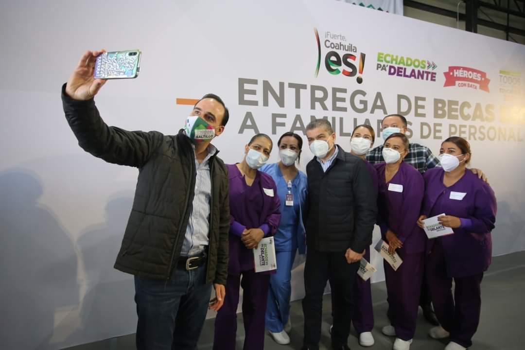 Entregan Riquelme y Manolo apoyos escolares al personal de salud en Saltillo