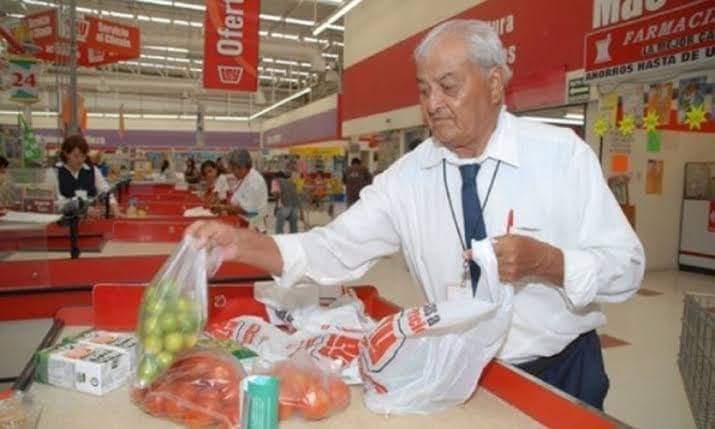 Regresaron a centros comerciales 39 empacadores voluntarios de la tercera edad