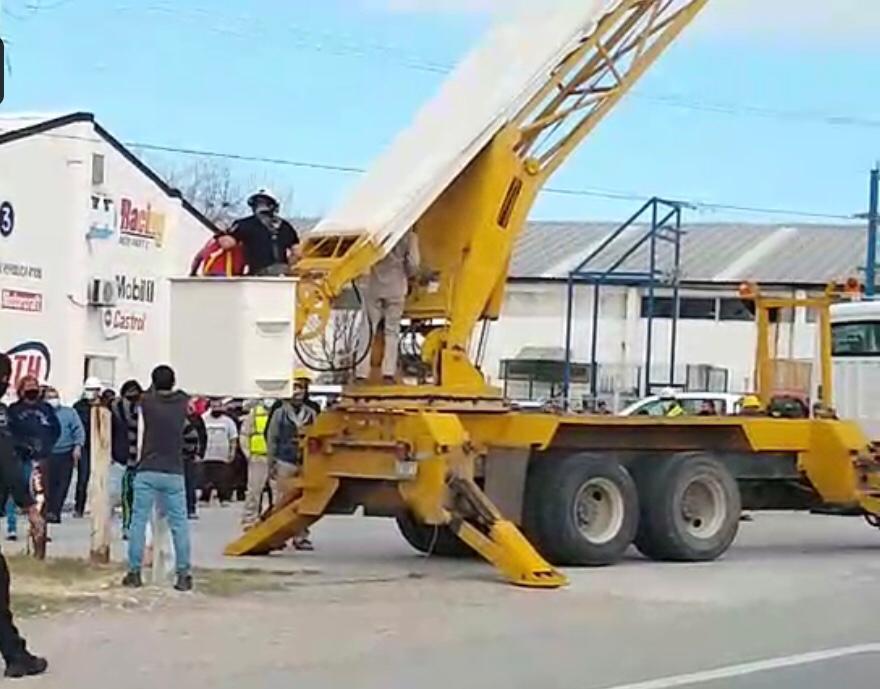 Joven se quería lanzar de una torre de CFE, en Piedras Negras