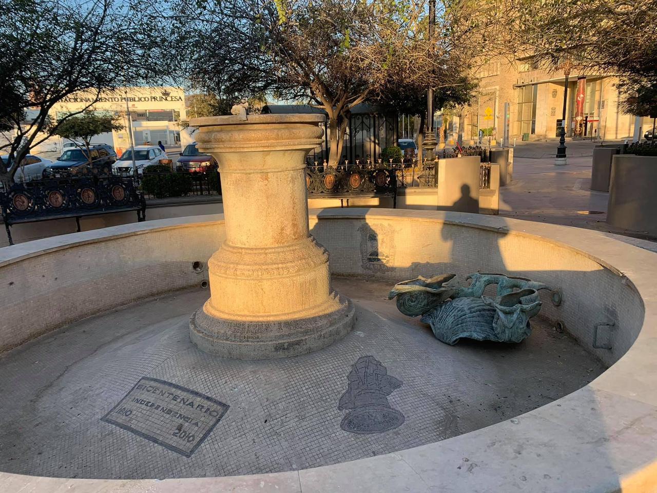 Roban estatua de la Plaza de Armas de Torreón