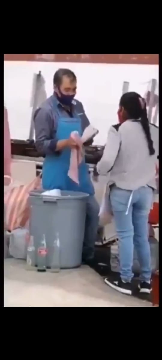 VIDEO: Graban a vendedores de quesadillas reutilizando platos ¡de la basura!