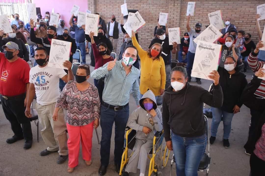 Entrega Manolo escrituras en la colonia Mario Ortiz