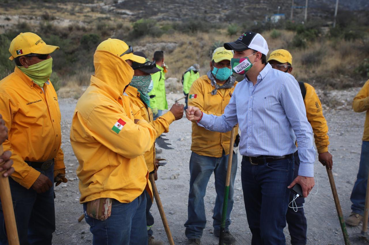 Trabajan en Saltillo para combatir el fuego en la sierra de Zapalinamé