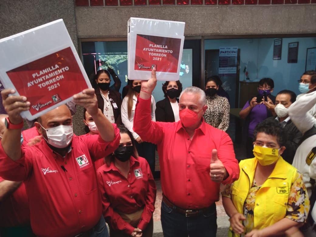 Registra Román Alberto candidatura a la alcaldía de Torreón