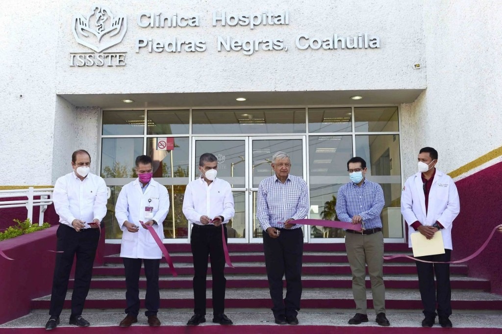 El presidente López Obrador inauguró la remodelación de la clínica, aún con fallas.