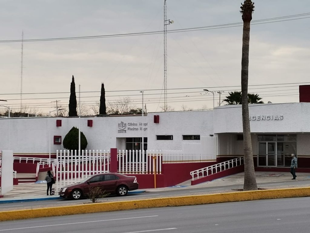 Pese a que los colores institucionales del ISSSTE son azules, Cortés Gómez pintó la clínica de guindo, el color de Morena, su partido.
