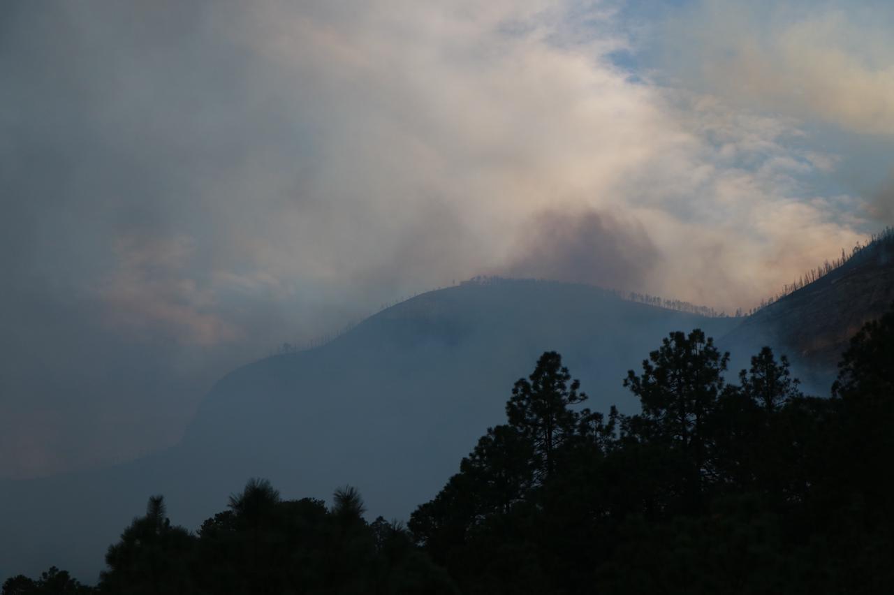 Fuerte incendio consume sierra de Arteaga