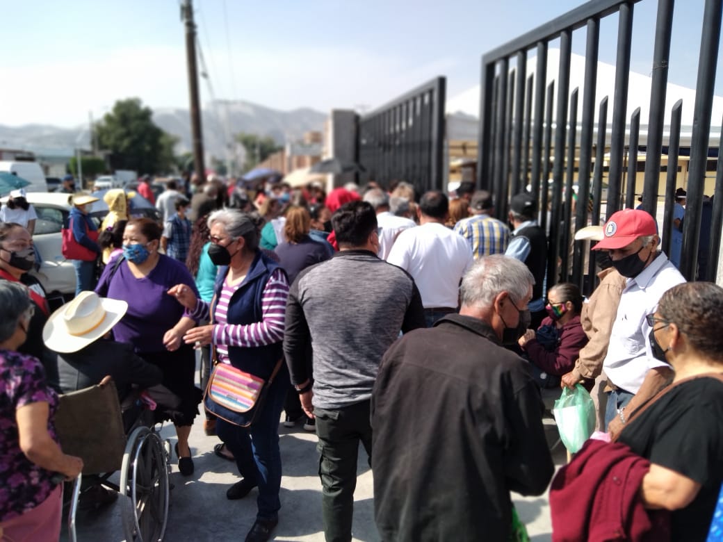 Acusan adultos mayores desorganización en programa de vacunación en Torreón