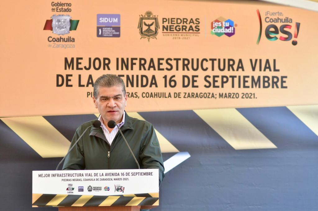 Entrega gobernador Miguel Riquelme obras viales en Acuña